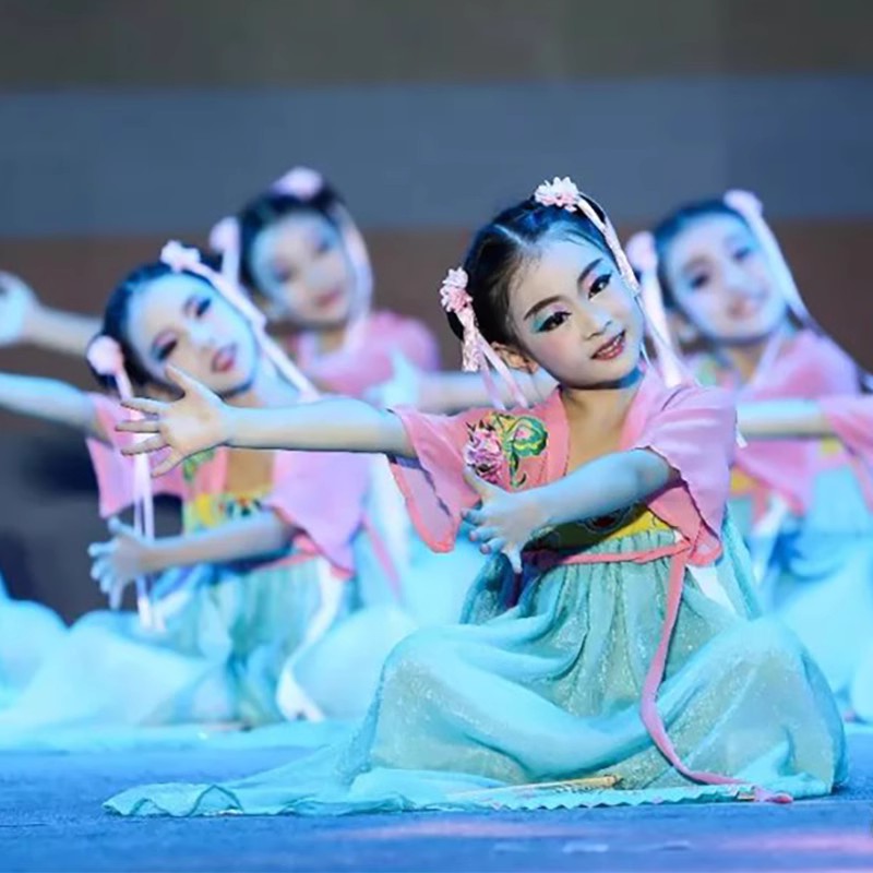 儿童汉服演出服国风古典中国舞蹈服桃花笑花蝴蝶春有位姑娘胭脂妆