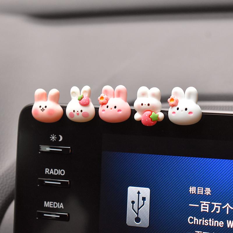 萌趣兔子车载摆件可爱卡通公仔车饰品汽车中控显示屏随心贴装 饰贴