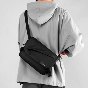 新款 斜挎包男士 工装 单肩包机能邮差包大容量通勤包大学生运动背包