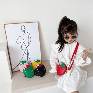 儿童包包斜挎包草莓小包洋气可爱公主包2020新款 宝宝零钱包链条包