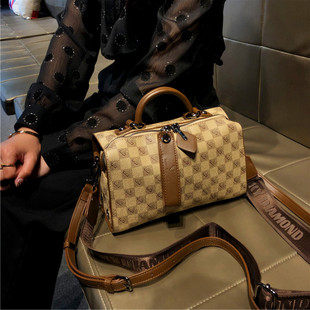 香港品牌包包女士2024新款 真皮流行单肩枕头小包手提斜跨波士顿包