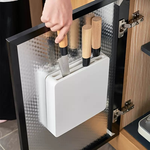 日本刀具收纳架厨房壁挂式 置物橱柜超薄塑料菜刀架隐藏刀座插刀架
