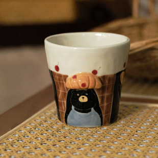 川谷原创小黑熊举面包手握杯陶瓷马克杯家用陶瓷水杯