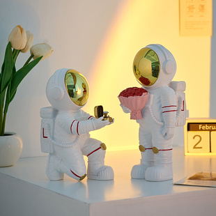 宇航员结婚求婚礼物情侣一周年纪念日礼盒创意树脂摆件装 饰品花束