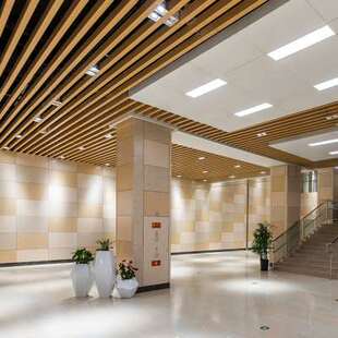 新款 木纹铝方通吊顶材料自装 办公室天花板长条装 饰阳台铝方通格栅