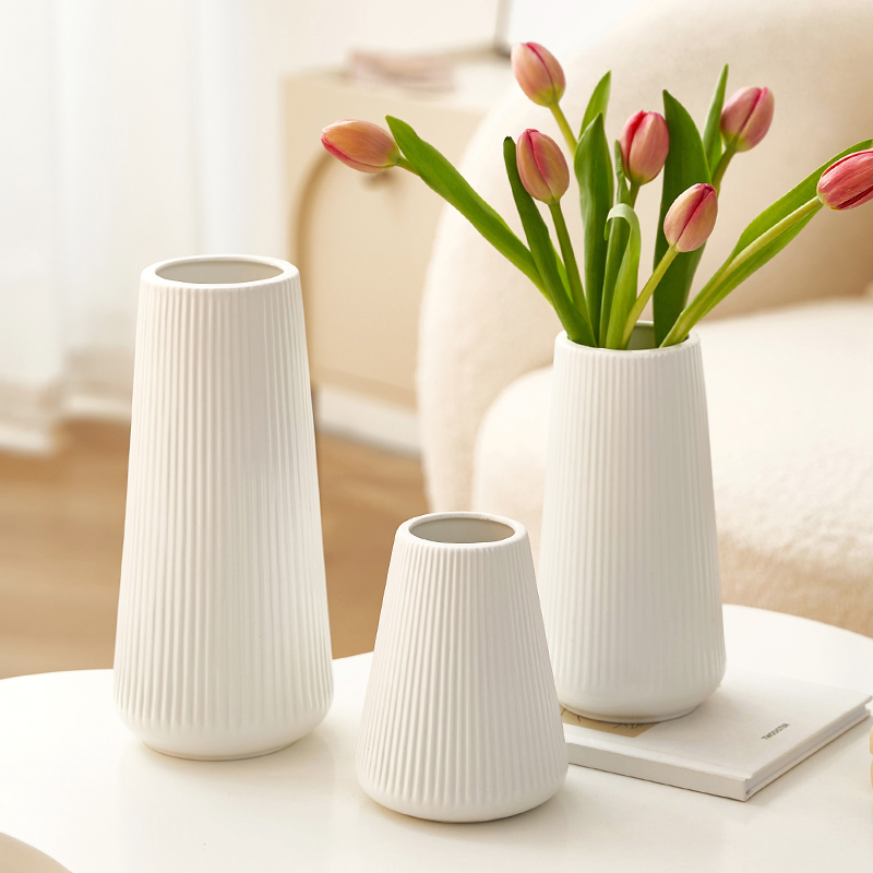 白色竖条陶瓷花瓶简约现代小口插花水养鲜花器餐桌客厅摆件高级感