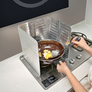 日本厨房煤气灶台挡油板炒菜防油溅挡板电器隔热铝箔防油贴隔油板
