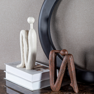 现代抽象雕塑人像摆件客厅酒柜书房样板房简约艺术坐姿人物装 饰品