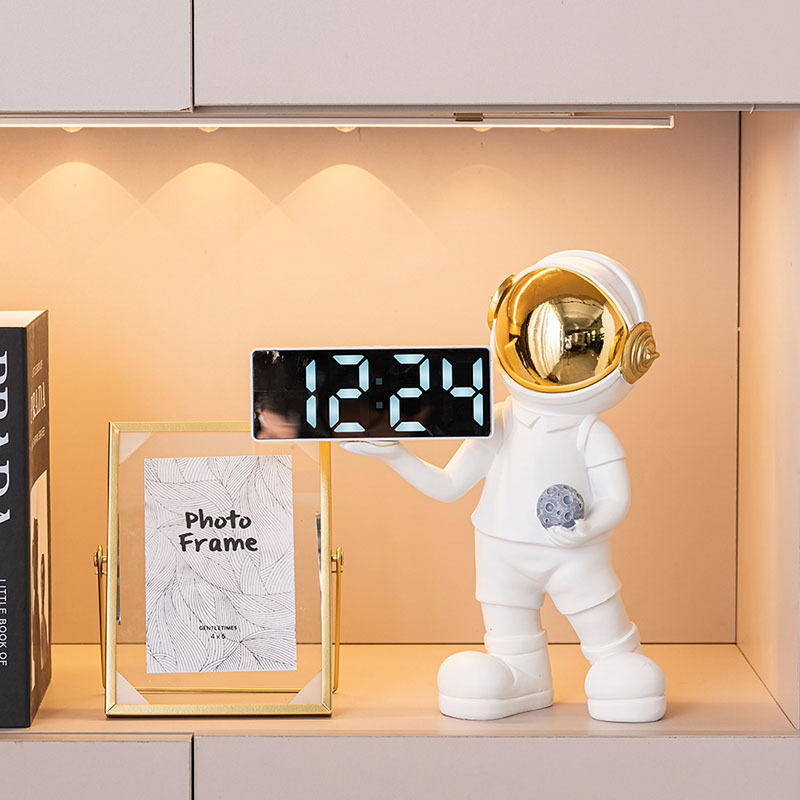 创意宇航员儿童桌面电子闹钟客厅玄关可爱台钟办公室装 饰摆件礼物