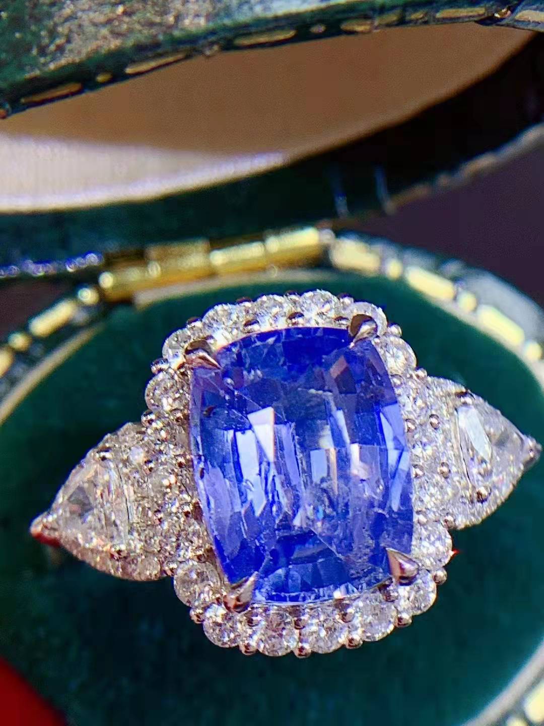 18k蓝宝石钻石戒指 蓝宝石3.51卡 钻石0.765卡 重量3.8克