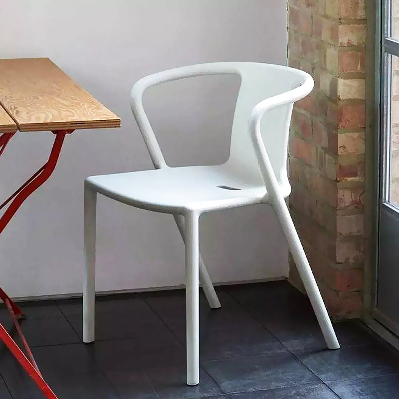 北欧扶手餐椅设计师空气椅简约现代彩色塑料接待椅可堆叠户外椅子
